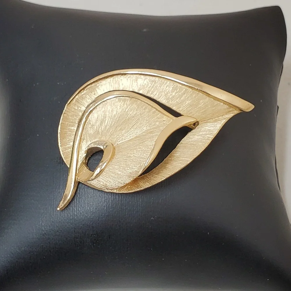 Vintage Crown Trifari Brushed Gold Tone Mid Century Modern MCM Leaf Brooch 1950s